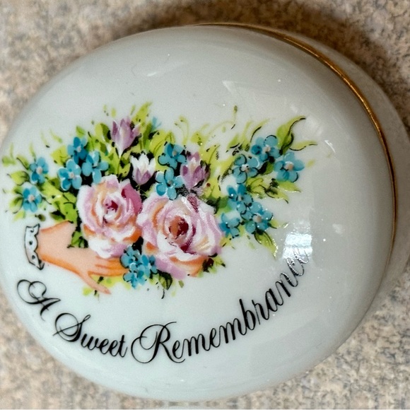 Vintage Avon 1982 Porcelain Trinket Box Oval Valentines Day - Sweet Deal! - Picture 3 of 12